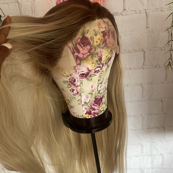 ❌RESTOCKED❌ 24” BLONDE W:BROWN ROOT LACE-FRONT WIG - Picture 3 of 14